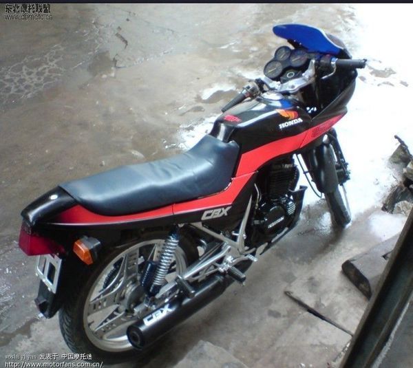 看上去有些象本田的cbx125f,这车的年代很久了,象好有些件都是换过的