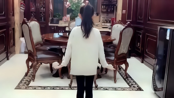 小萝莉在家里跳舞,光看背影就觉得好美,长大不得了!