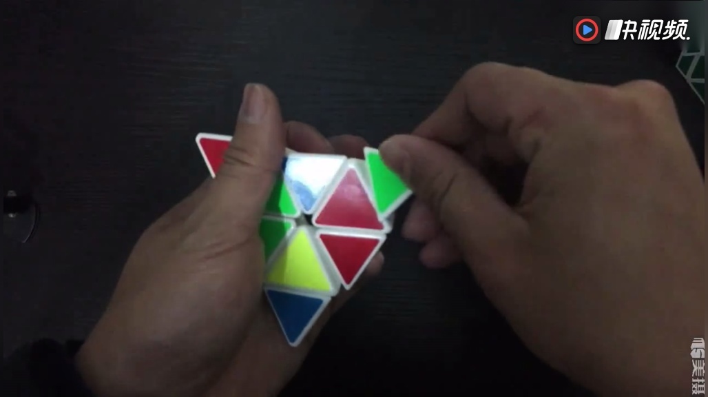 魔方小队长金字塔魔方第一步三角形魔方还原教程视频三点定面