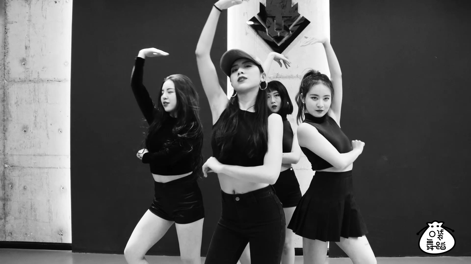 blankpink跳舞,blackpink穿jk跳舞 partner】美女 舞蹈老师翻跳blackpink《playing with fire》