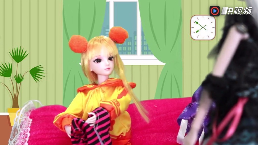 叶罗丽亮彩仙子要去上学 白光莹给她变了什么衣服呀 亮彩很无奈图片