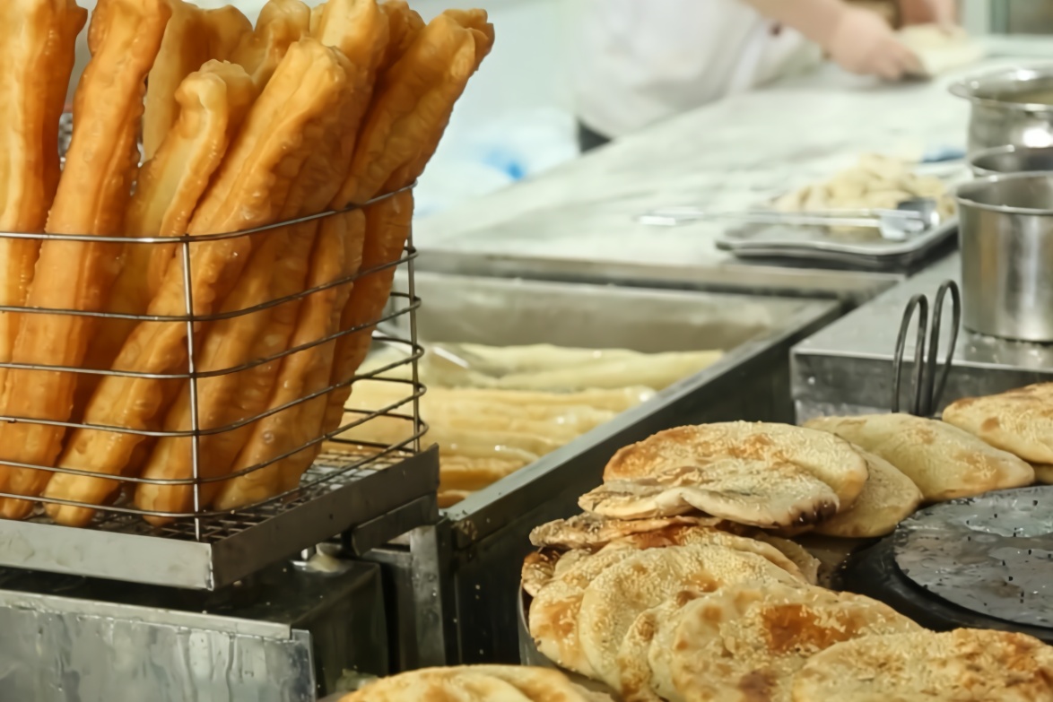 人间烟火气 一家好吃的烧饼油条店 3代传承手艺又香又酥