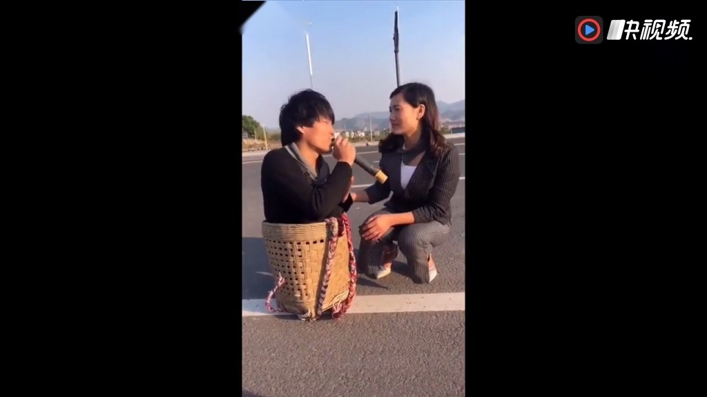 流浪歌手残疾小伙深情对老婆演唱,感动无数人,好听哭了!