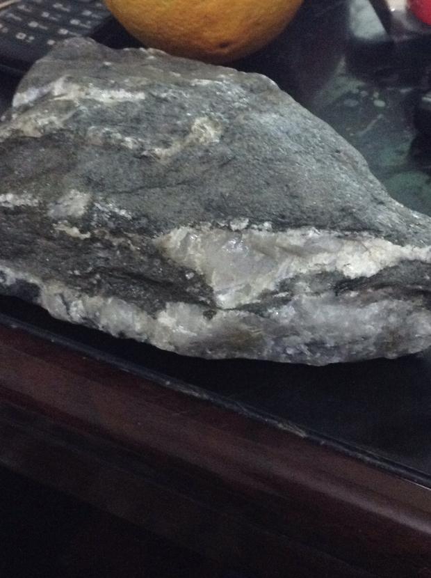 这个是什么石头啊?外面黑色里面结晶了像冰糖?