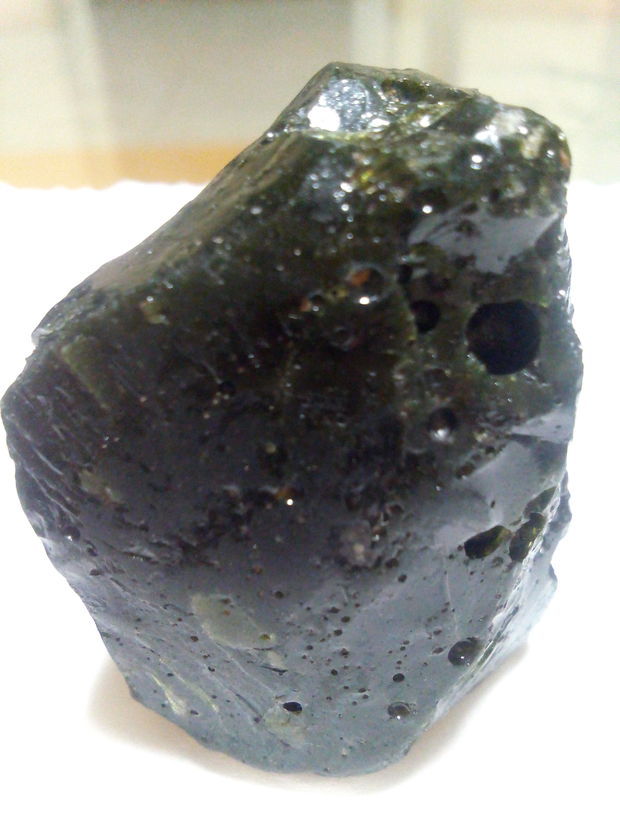 我收藏了一块疑似玻璃陨石的石头,原来是炉渣玻璃.