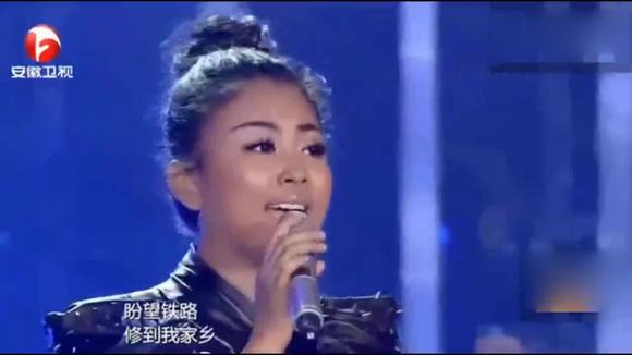 视频:她演唱韩红的成名曲《天路》不敢说超越原唱,但歌声相当好听