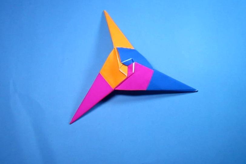 视频:纸艺手工折纸三角飞镖,飞的又快远的飞镖折法,还能当陀螺玩