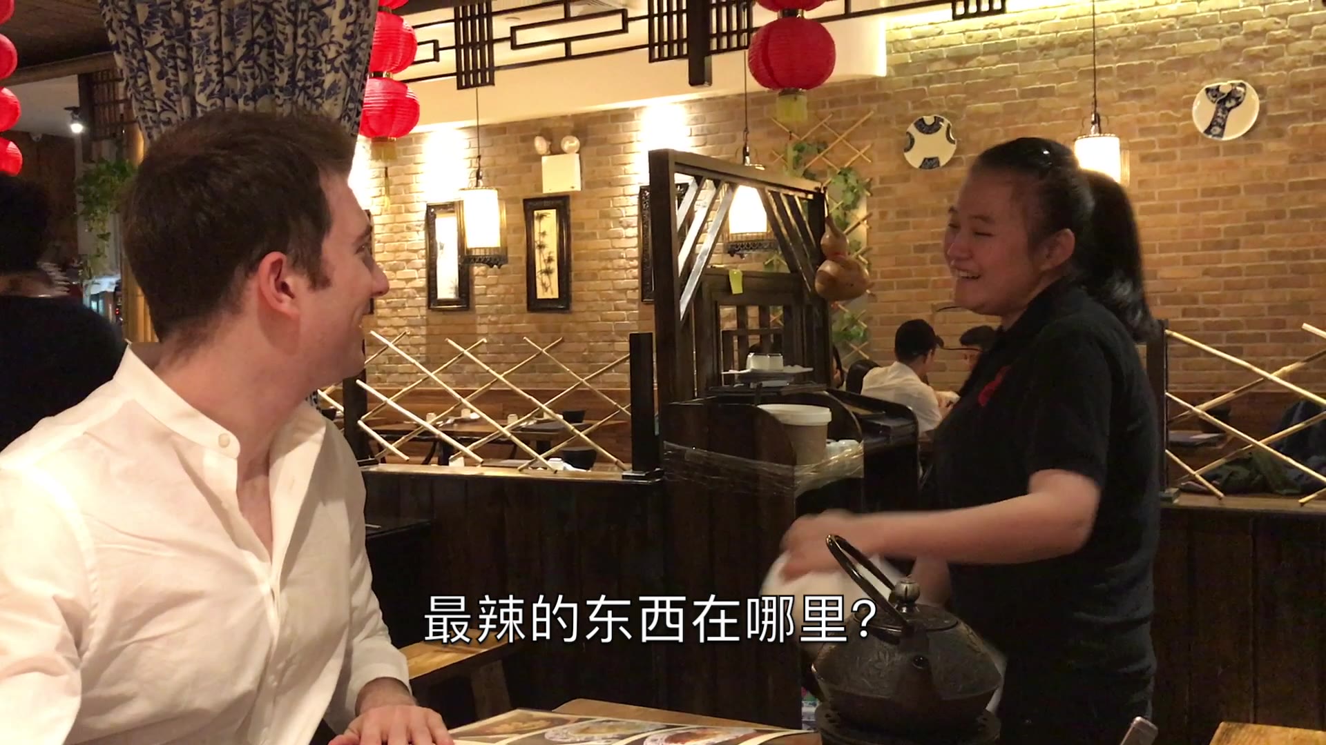 美国人去 川菜馆挑战吃辣,厨房直接加魔鬼椒,辣到哭