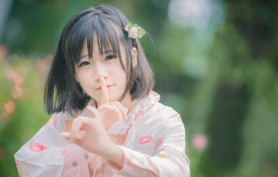 求ps大神帮忙把这张照片的前面的水印之去掉