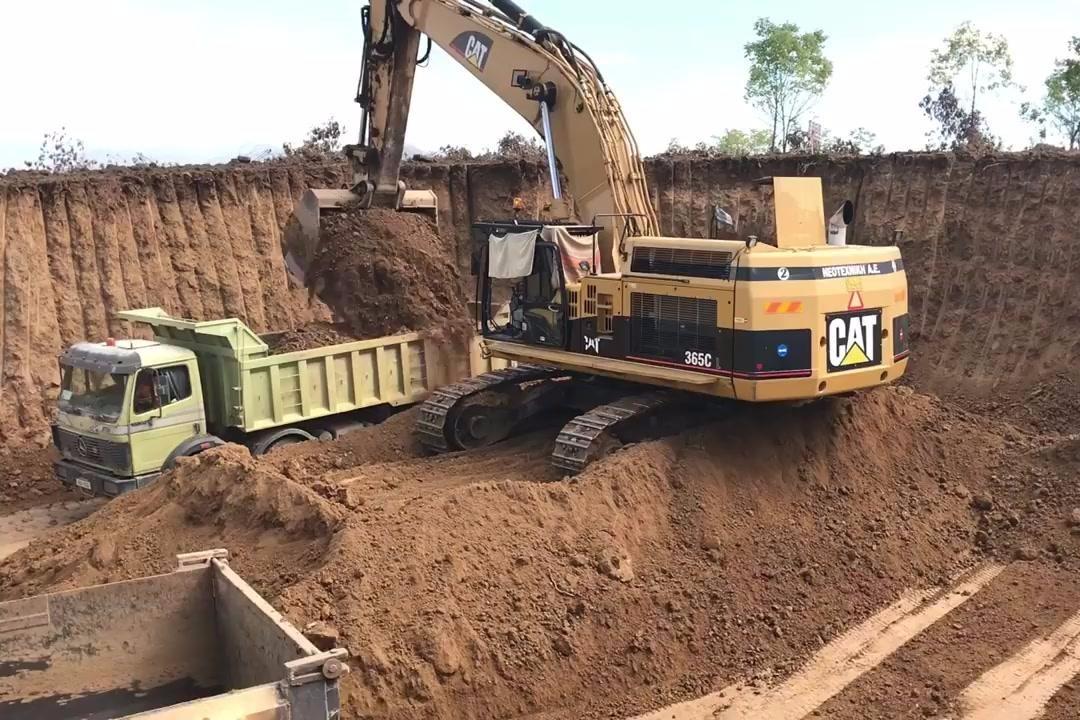 视频:工地上三斗一卡车的大挖机,效率杠杠的
