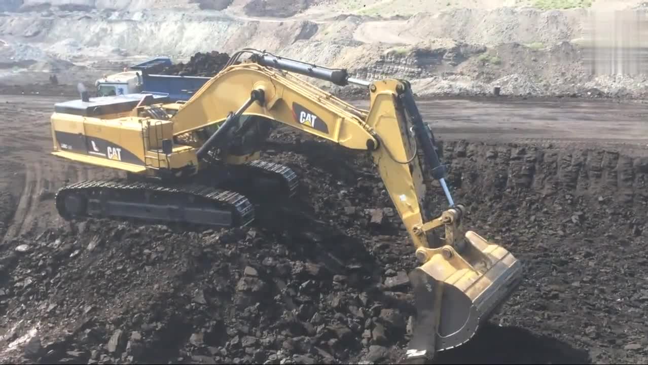 85吨矿山挖掘机煤矿装车,三铲装满一车完全不是问题-高度观看-创帮团