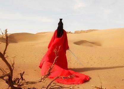 找一张穿着红衣站在沙漠里只有背影的古装女子的照片