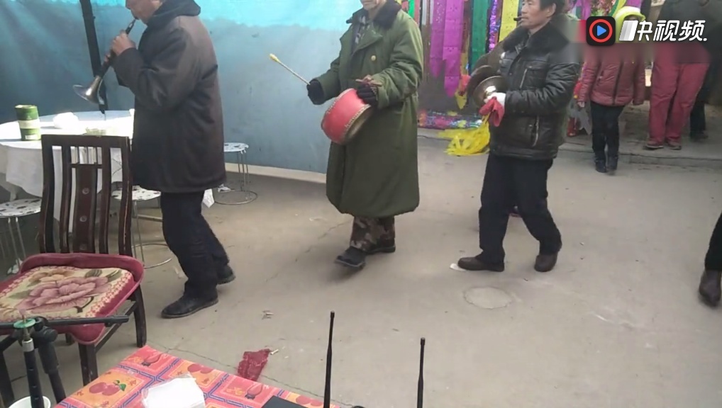 农村白事吹着唢呐,孝子接姑主,太感动了
