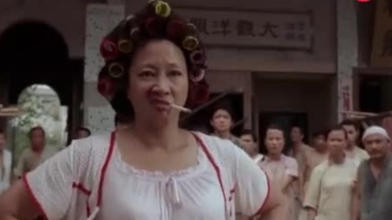 电影《功夫》周星驰与包租婆赛跑片段,看一次笑一次,满满的回忆