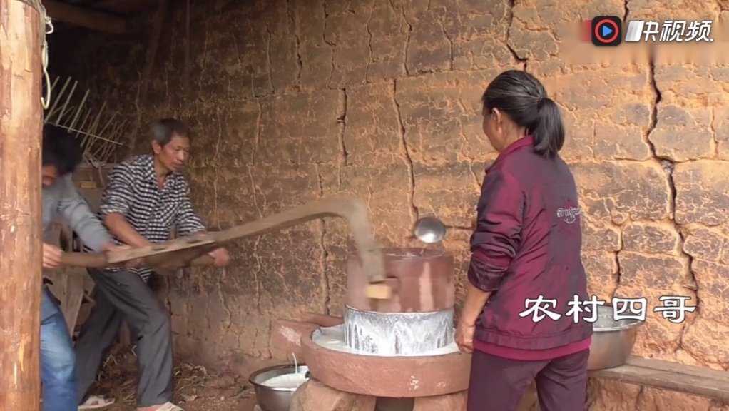 农村四哥:妈妈点豆花,爸爸煎豆腐,美食就这样出锅了