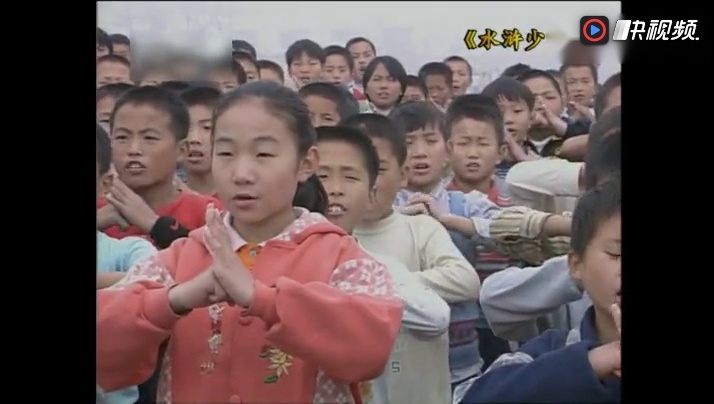 《水浒少年》师爷操前训话,学生集体背校训,真有气势!