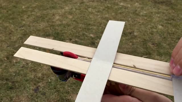 纯手工制作飞机发射器,让纸飞机更有趣!