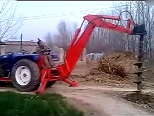 司机师傅的技术一流能把拖拉机改装成挖掘机,让人佩服
