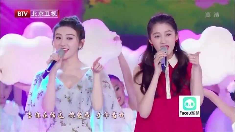 春晚2018:景甜关晓彤,唱歌比演技好!一首歌听完爱上两个!