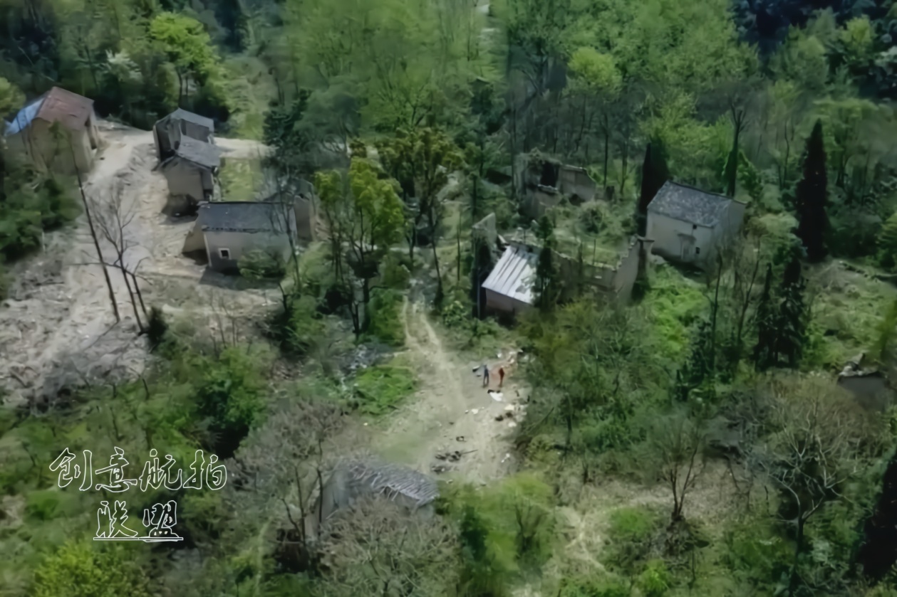 大山深处的村庄,曾经山清水秀就像世外桃,如今荒无人迹形同鬼村