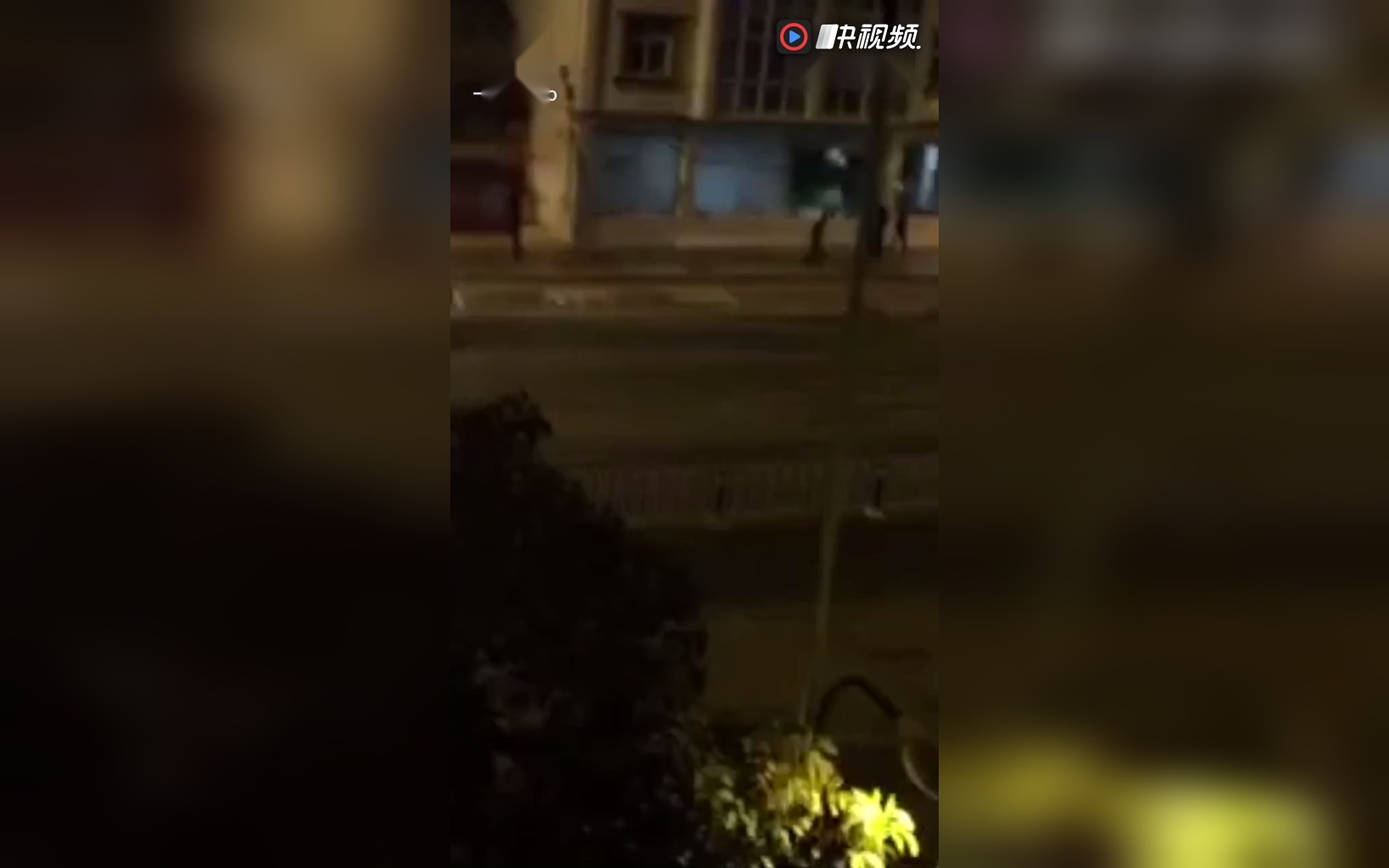 酒吧喝酒起口角,20人深夜街头群殴
