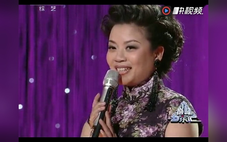 张也演唱电影《小花》主题曲《绒花》声线好美 与原唱不相上下