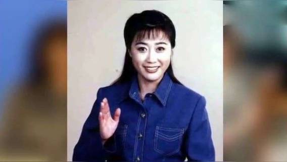 《曲苑杂坛》主持汪文华,曾与倪萍并称央视一姐,如今62岁和蔼