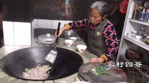 农村四哥:妈妈做美食,爸爸和我铺公路,这就是简单朴实的生活