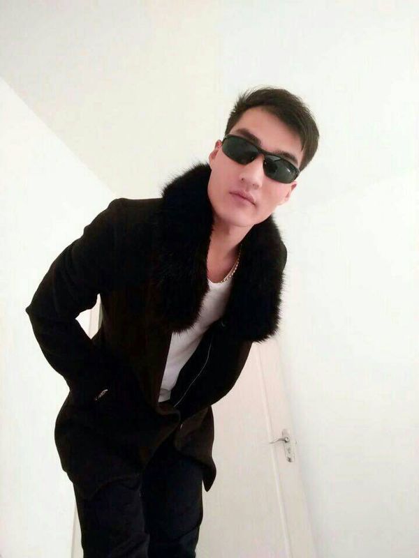 附近微信里下载的相片,我前几天在附近超市买东西的时候见过他的真人