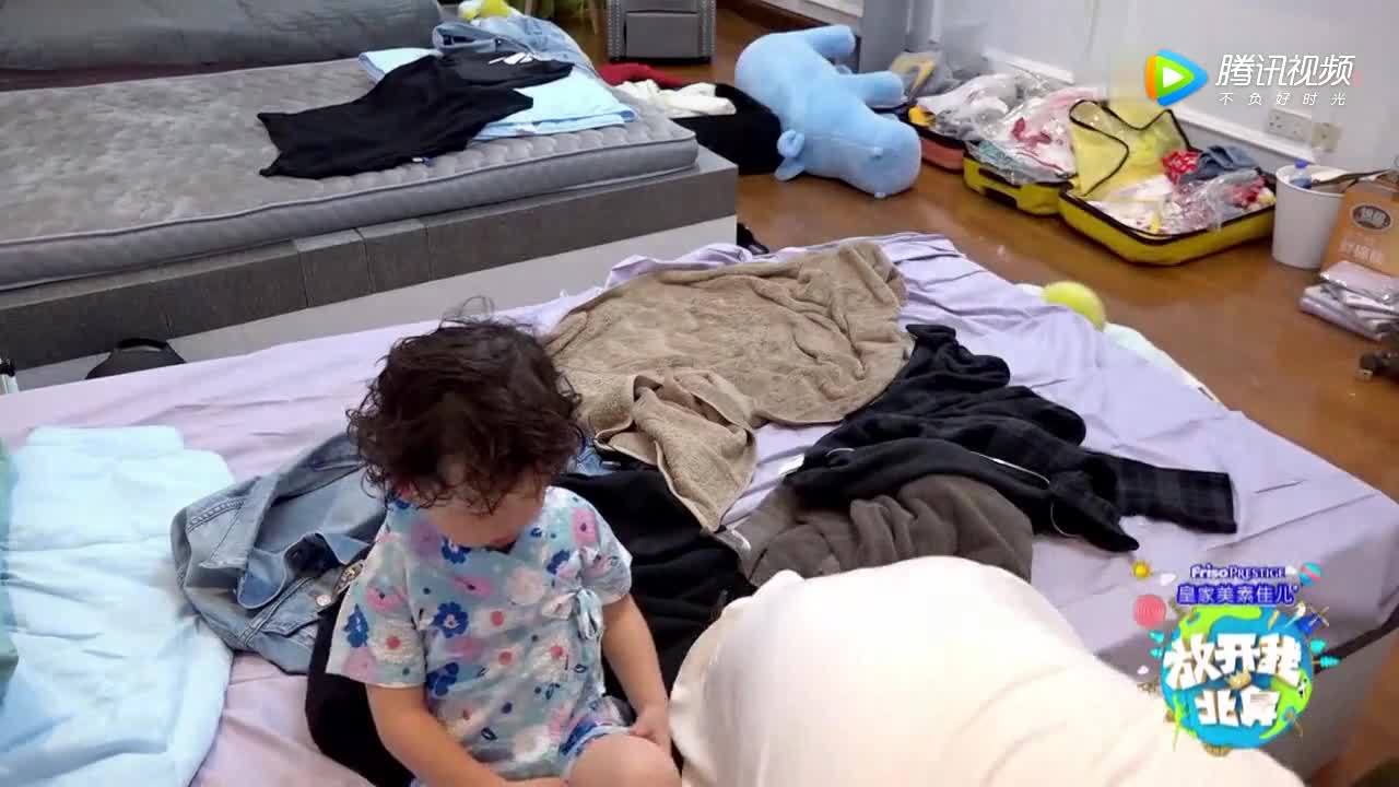 黄景瑜给豪豪吹头发超温柔, 换尿布反被萌娃小脚踹脸