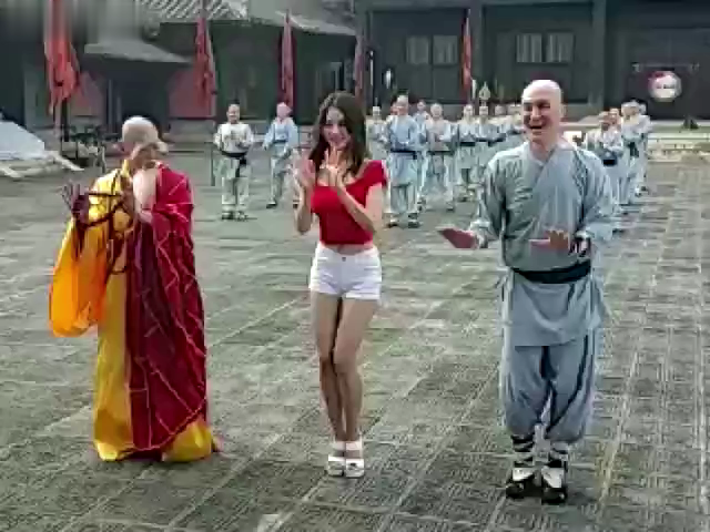 美女去少林寺和方丈主持,其他少林弟子一起热舞