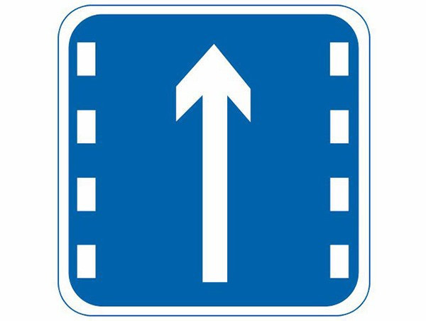 此标志设在车辆必须直行的路口以前适当位置.