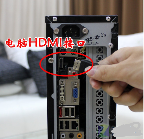 4,用hdmi连接线的另一头插到电脑上的hdmi接口