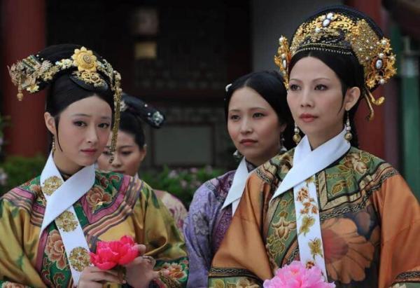 马千芳饰茯苓,韩雨婷饰翠果 尹舒饰桑儿,程楠饰斐雯 罗莉娜饰雨儿