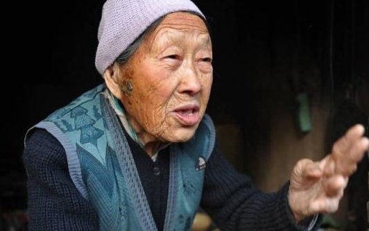99岁老人满头黑发_99岁农村老人满头黑发,负责给儿做饭还管家里的账