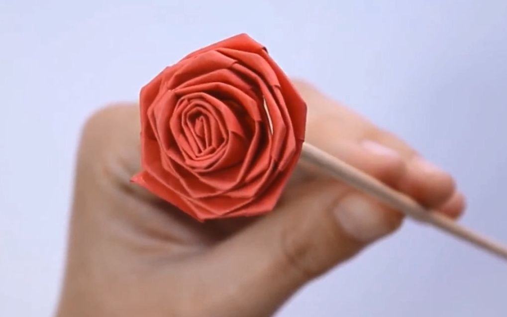 他用一张长纸条折出玫瑰花!折纸教程!