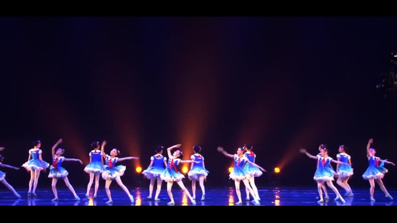 少儿群舞《当我戴上红领巾》