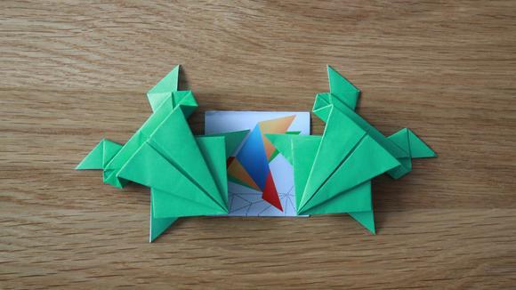 手工折纸视频教程,一个会跳的青蛙折纸