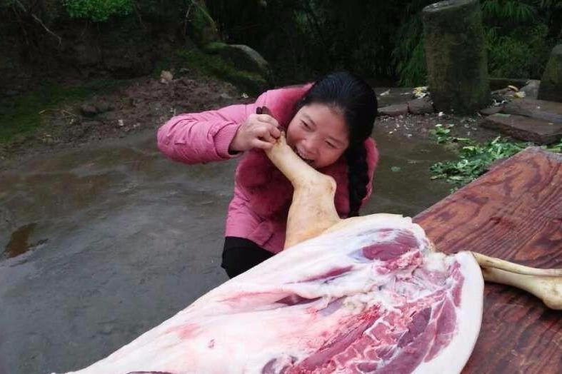 农村杀猪,这个美女半路抢肉吃