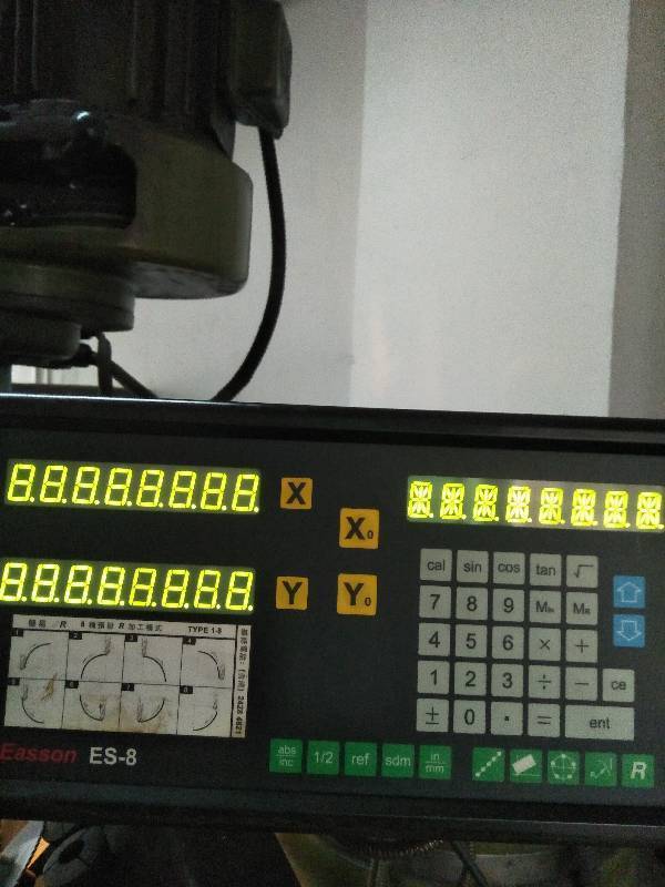 铣床电子尺显示器全屏显示的都是8,型号为es-8,这是什么故障怎么维修