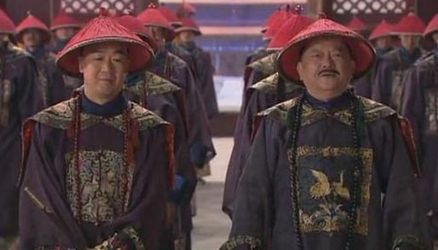 清宫剧中为什么大臣跪拜时要"叭叭"甩两下胳膊?