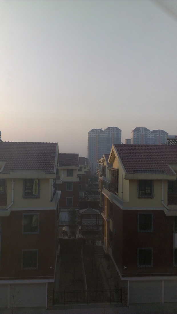 我卧室窗外是不是犯了角煞啊,哪位大师帮忙看看,有照片,我家前面是