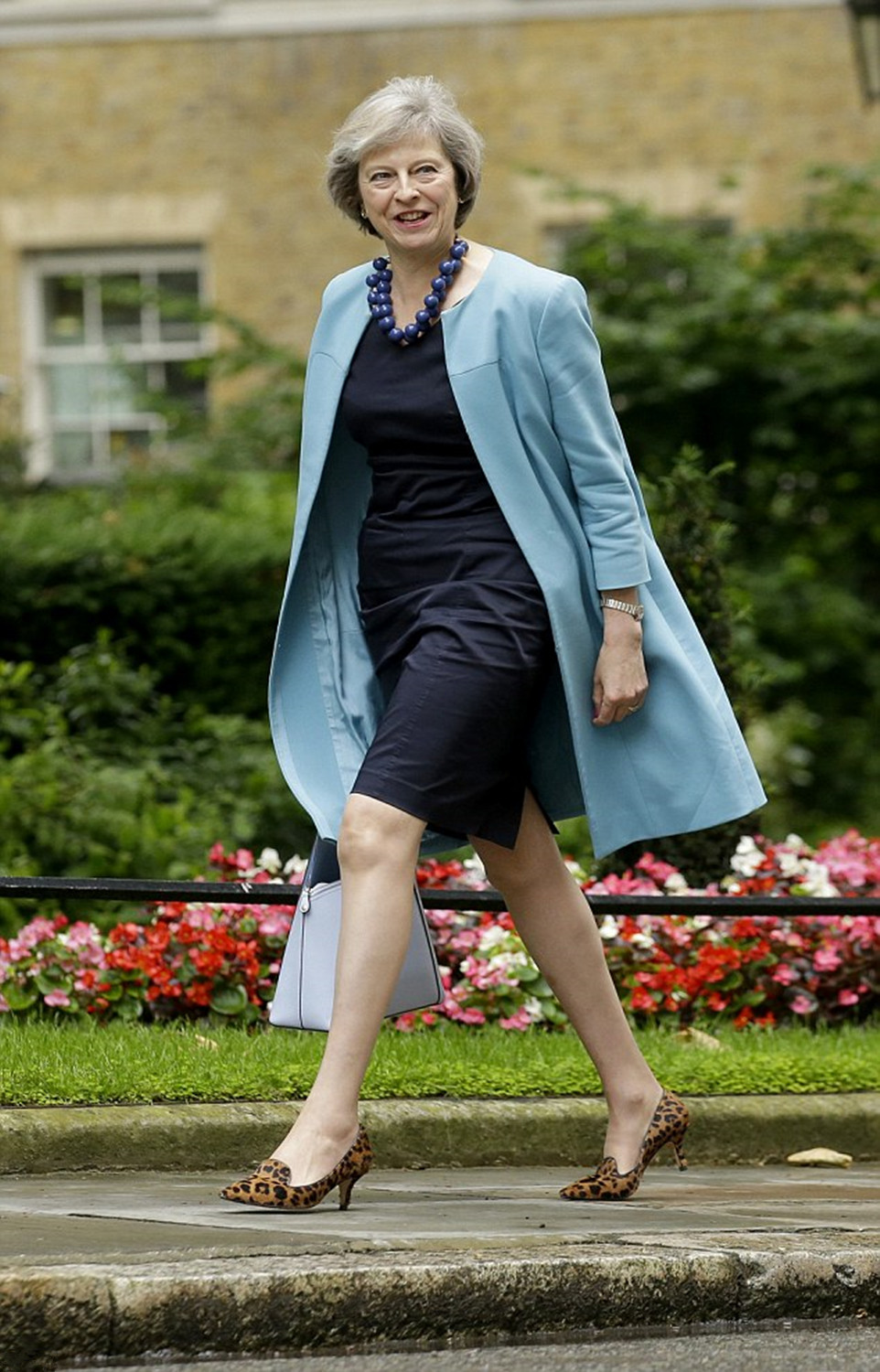 英国第二任女首相_英国的大长腿女首相特蕾莎·梅,向王室成员行屈膝礼