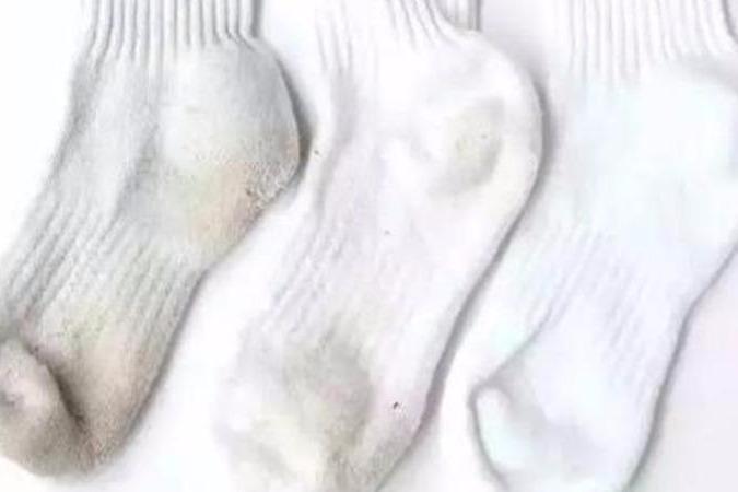 视频:白袜子太脏怎么办?加点这东西,竟然比新买的还干净亮白