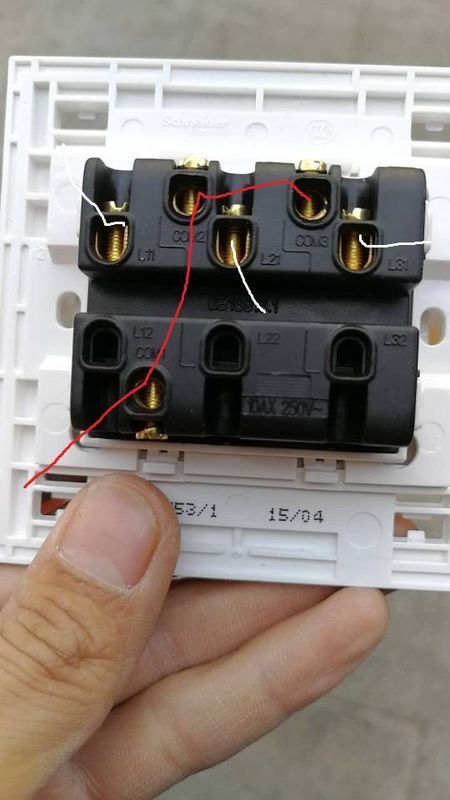 三联单控开关怎么接线,现在插座位有红色火线一根,三根白色连接灯的线
