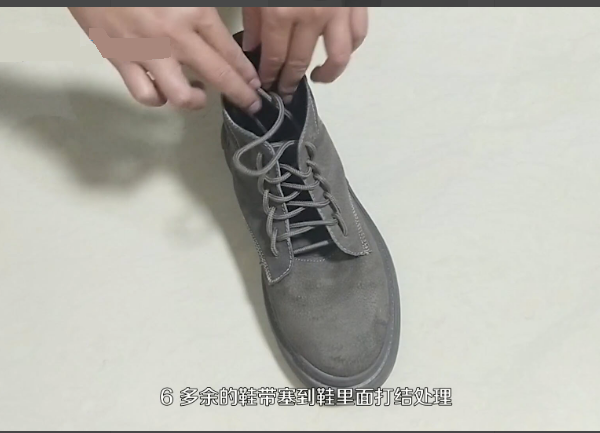4,然后,多余的鞋带塞到鞋里面打结处理即可.