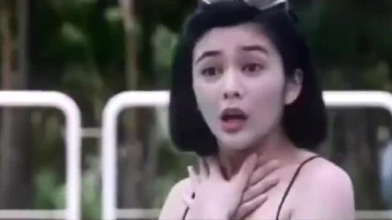 《夏日福星》泳池里的关之琳美丽动人,不愧是女神