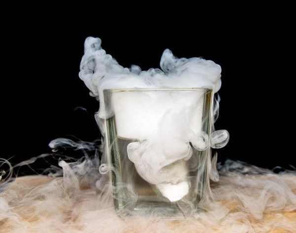 干冰用什麽方法可以喷出大量烟雾(要具体的方法,使干冰迅速变成烟雾