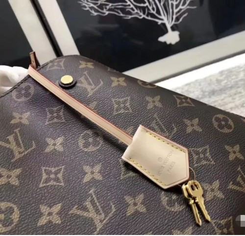 lv的包包,这个怎么挂到包包上呢?