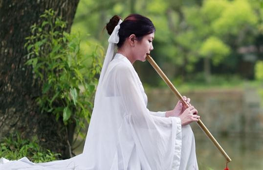 怎样理解“三年笛子五年箫，一把二胡拉断腰?